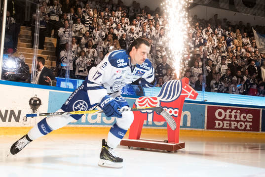 Leksands Jesper Ollas gör entre i ishockeymatchen i SHL