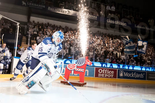 Leksands målvakt Atte Engren gör entre i ishockeymatchen