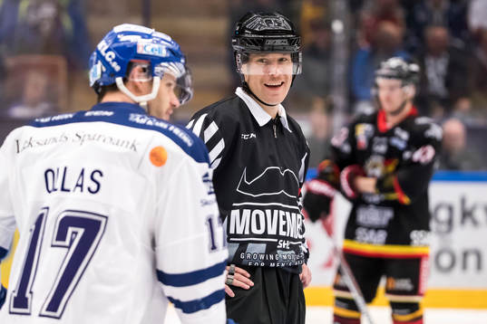 Domare Tobias Björk i ishockeymatchen i SHL mellan Leksand