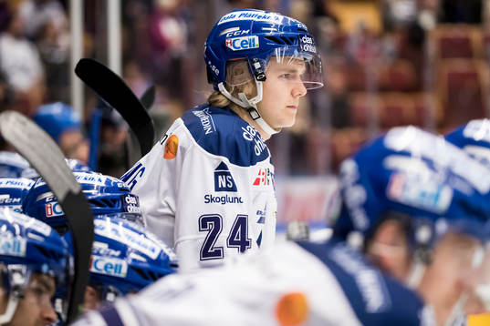 Leksands Isak Skedung  i ishockeymatchen i SHL mellan