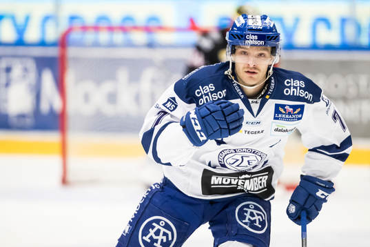 Leksands Johan Olofsson  i ishockeymatchen i SHL mellan