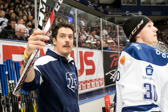 Leksands materialförvaltare Johan Bonde i ishockeymatchen