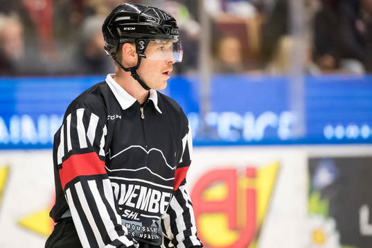 Domare Tobias Björk i ishockeymatchen i SHL mellan Leksand