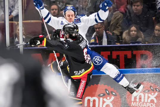 Leksands Martin Karlsson tacklas av Luleås Craig Schira  i