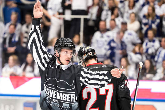 Linjedomare Tobias Nordlander i ishockeymatchen i SHL