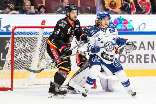 Luleås Craig Schira och Leksands Johan Olofsson framför