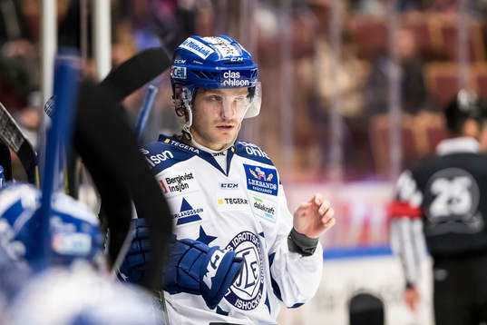 Leksands Johan Olofsson  i ishockeymatchen i SHL mellan