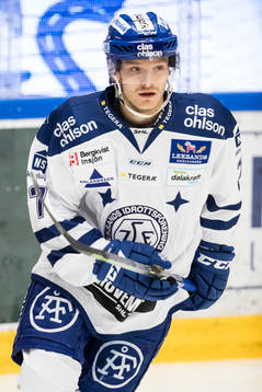 Leksands Johan Olofsson  i ishockeymatchen i SHL mellan