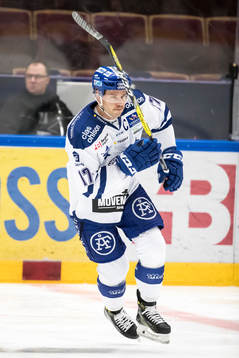 Leksands Jesper Ollas  i ishockeymatchen i SHL mellan