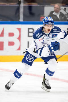 Leksands Jesper Ollas  i ishockeymatchen i SHL mellan