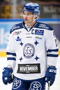 Leksands Jesper Ollas  i ishockeymatchen i SHL mellan