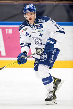 Leksands Jesper Ollas  i ishockeymatchen i SHL mellan
