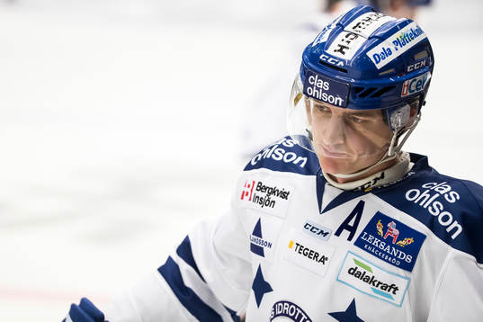 Leksands Martin Karlsson  i ishockeymatchen i SHL mellan