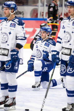 Leksands Johan Olofsson  i ishockeymatchen i SHL mellan