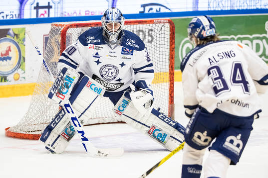 Leksands målvakt Henrik Haukeland  på uppvärmning  i