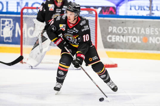 Luleås Tim Kennedy  i ishockeymatchen i SHL mellan Leksand