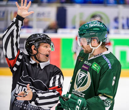 Domare Wolmer Edqvist och Färjestads Mikael Wikstrand