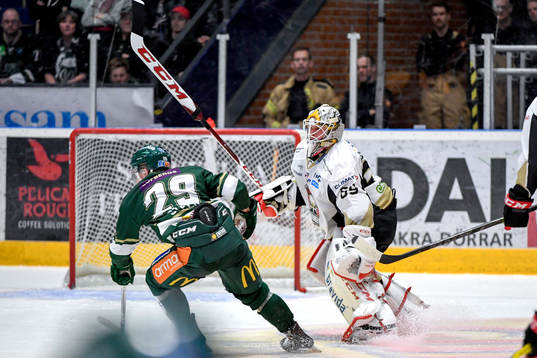 Färjestads Oskar Steen och Malmö Redhawks målvakt Oscar