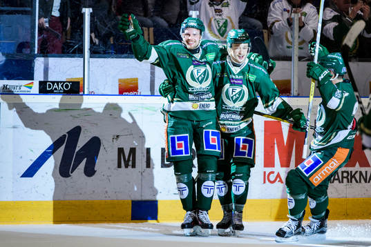 Färjestads Alexander Johansson och Rasmus Asplund jublar