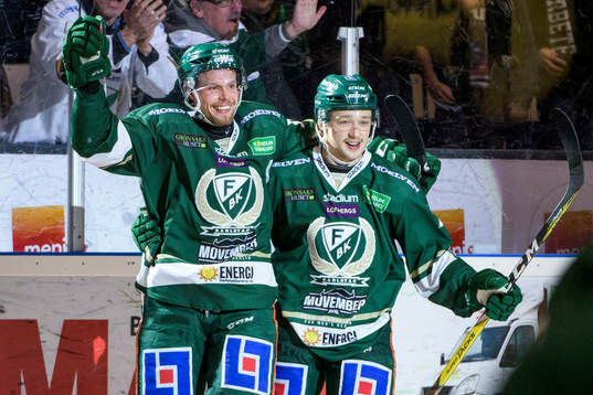 Färjestads Alexander Johansson och Rasmus Asplund jublar