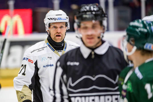 Malmö Redhawks Mathias Tjärnqvist har en diskussion med