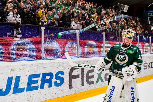 Färjestads målvakt Lars Haugen jublar
