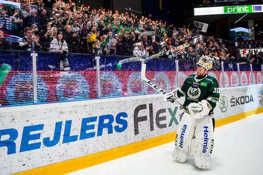 Färjestads målvakt Lars Haugen jublar