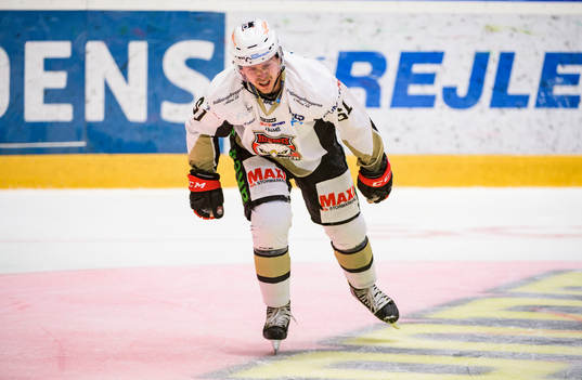 Malmö Redhawks Nicklas Jadeland får en smäll och åker