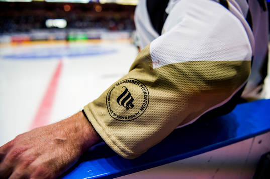 En Malmö Redhawks spelare med Movember logotypen på
