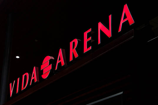 Skylt över huvudentré till Vida arena före