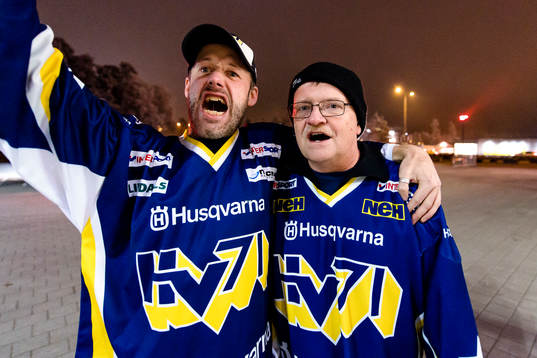 Supportrar till HV71 jublar före ishockeymatchen i SHL