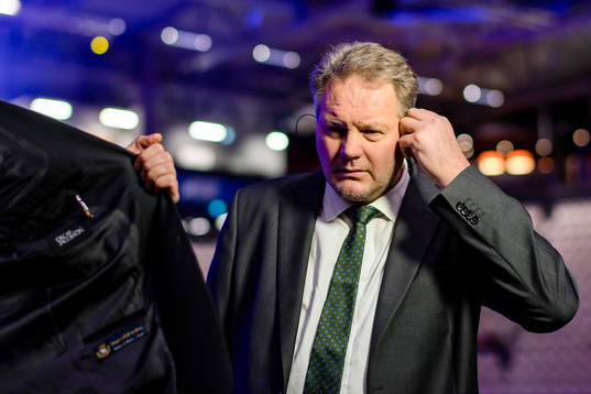 Cmores kommentator Arto Blomsten före ishockeymatchen i