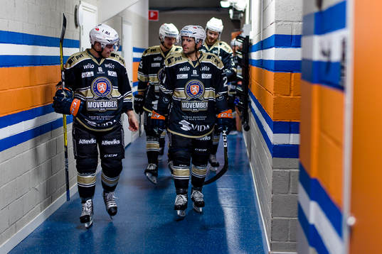 Växjös Tuomas Kiiskinen och Cory Murphy på väg ut till