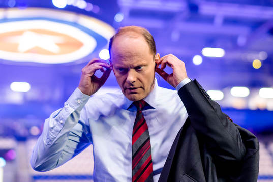 Cmore kommentator Lasse Granqvist före ishockeymatchen i