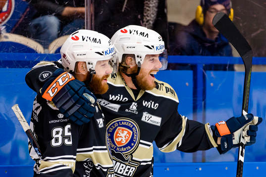 Växjös Liam Reddox och Erik Josefsson jublar