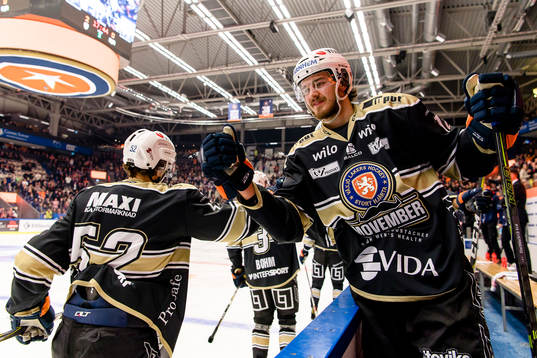 Växjös Dennis Everberg jublar