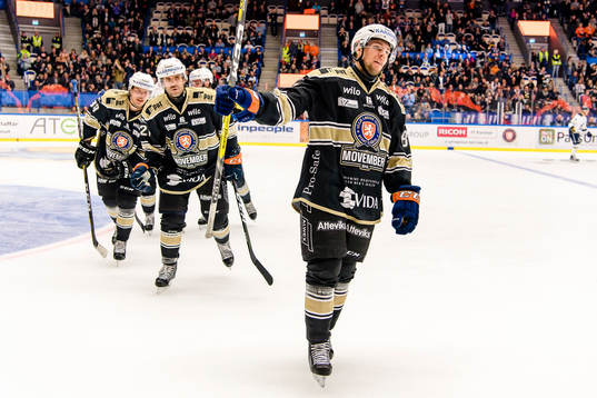 Växjös Robert Rosén jublar