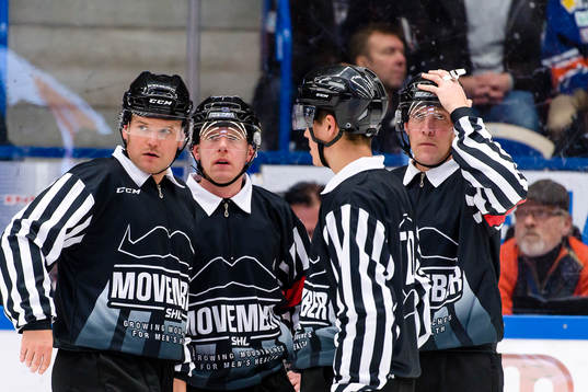 Domare Mikael Holm och Morgan Johansson med Linjemännen