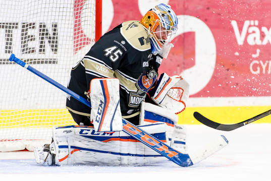 Växjös målvakt Viktor Andrén stoppar en puck