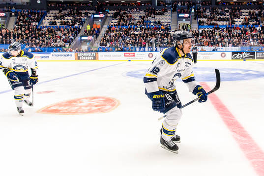 s Teemu Laine jublar