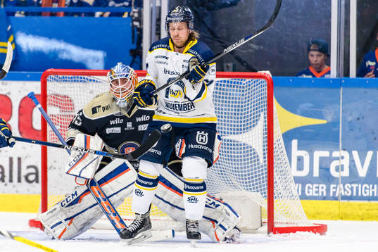 s Mattias Tedenby oroar framför Växjös målvakt Viktor