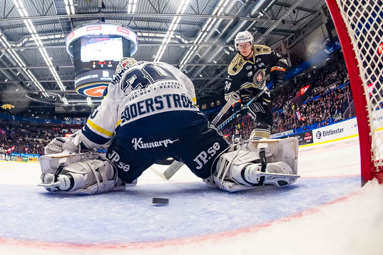Växjös Olli Palola sätter sin straff mellan benen på