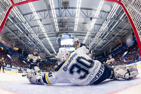 s målvakt Linus Söderström sträcker ut för att täcka