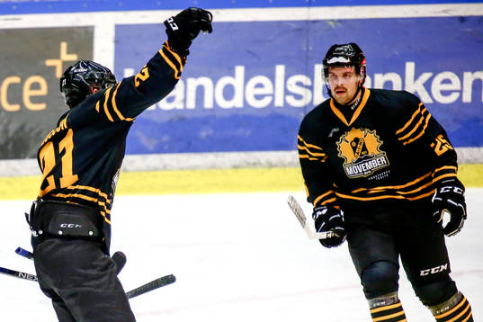 Skellefteås Jimmie Ericsson och Axel Holmström jublar