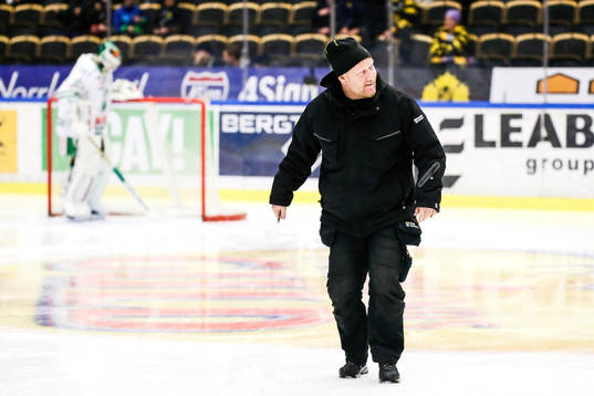 En vaktmästare lagade målet