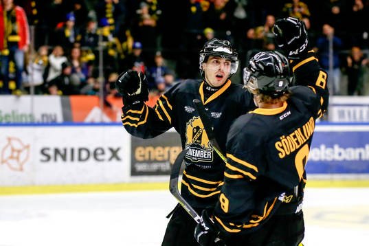 Skellefteås Henrik Hetta och Tim Söderlund jublar