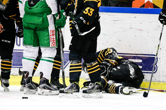 Skellefteås Axel Holmström utgår knäskadad