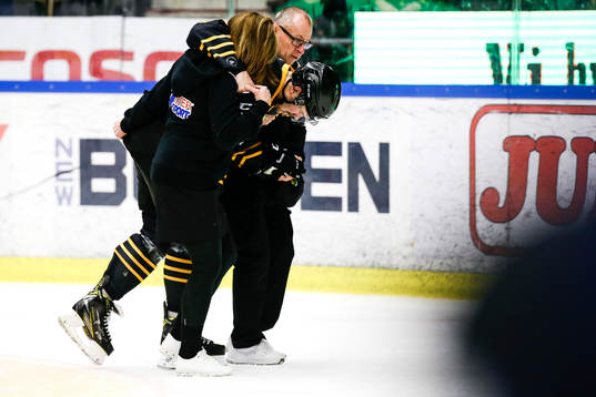 Skellefteås Axel Holmström utgår knäskadad