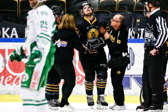 Skellefteås Axel Holmström utgår knäskadad