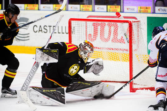 Brynäs målvakt Felix Sandström räddar skott